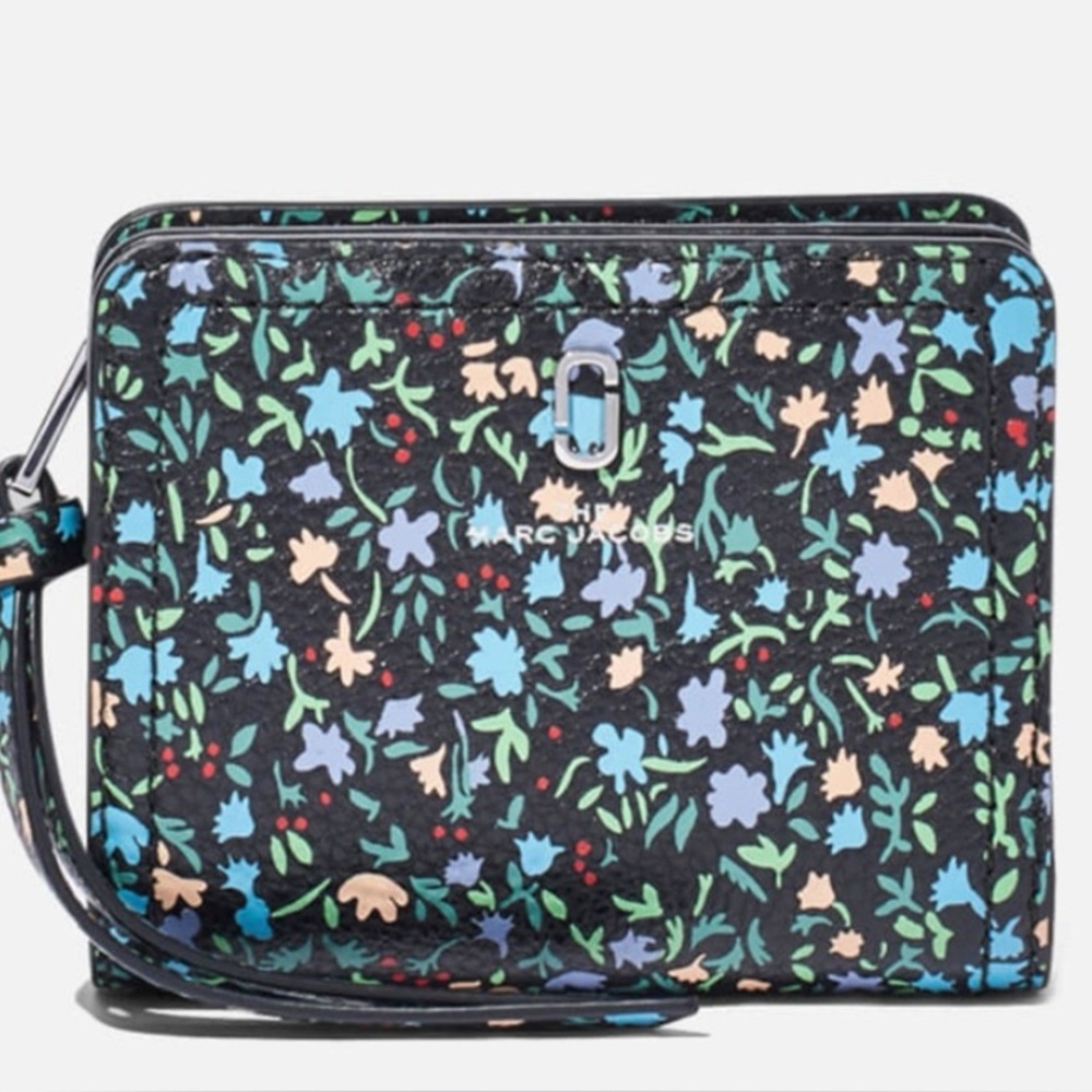 🔥🔥RARE MARC JACOBS THE SOFTSHOT MINI DITSY FLORAL WALLET (NWOT) Paid $225🔥🔥